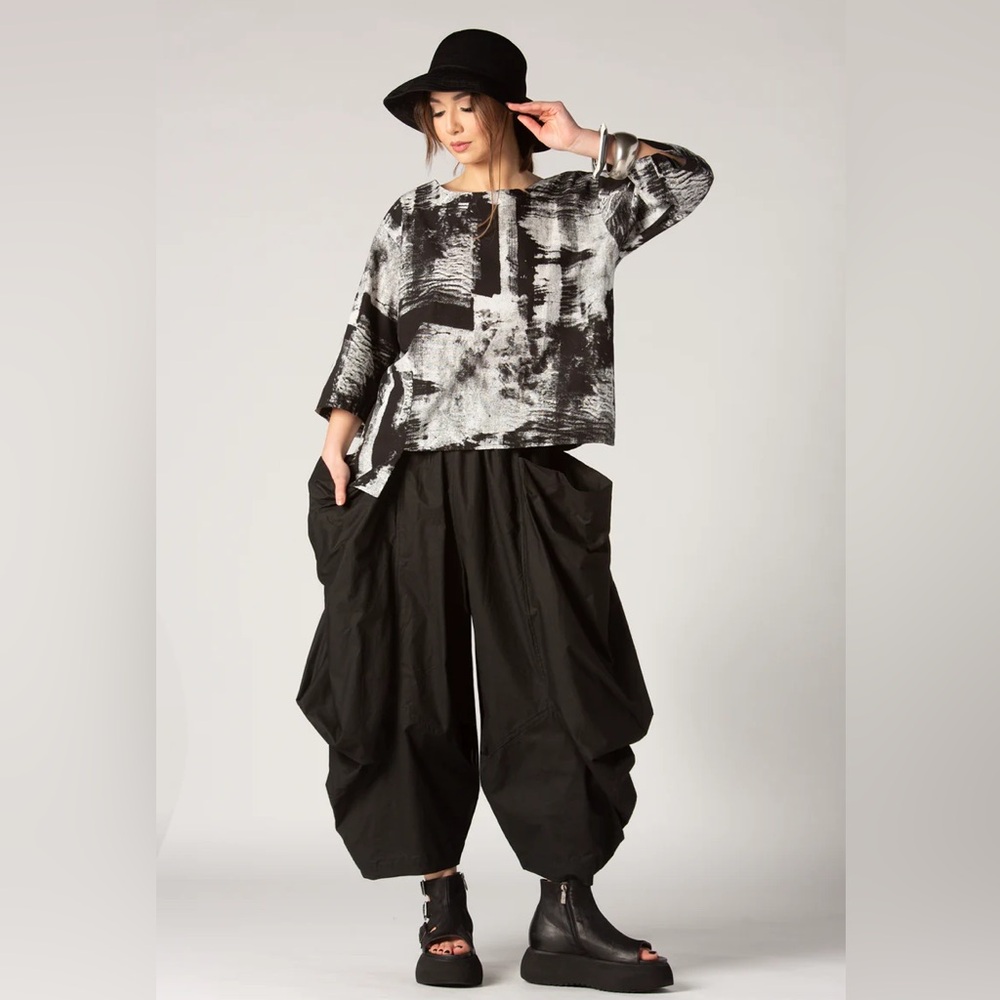 Luukaa Pocket Top in Black and‎ White Size 6